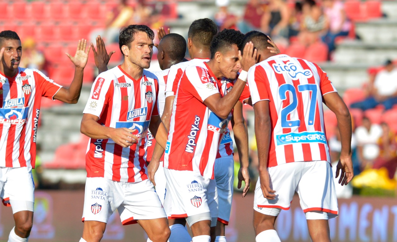 Jugadores de Junior celebran el gol de Luis Carlos Ruiz. 