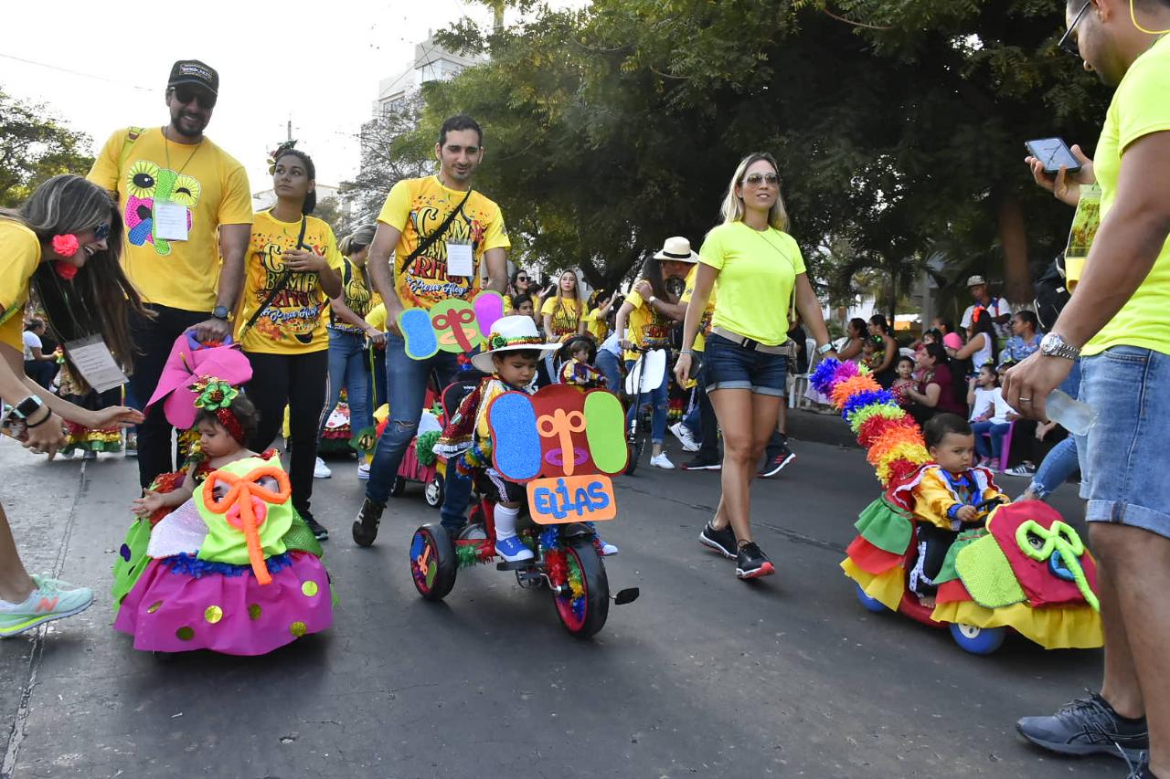 Coches disfrazados recorrieron las calles.