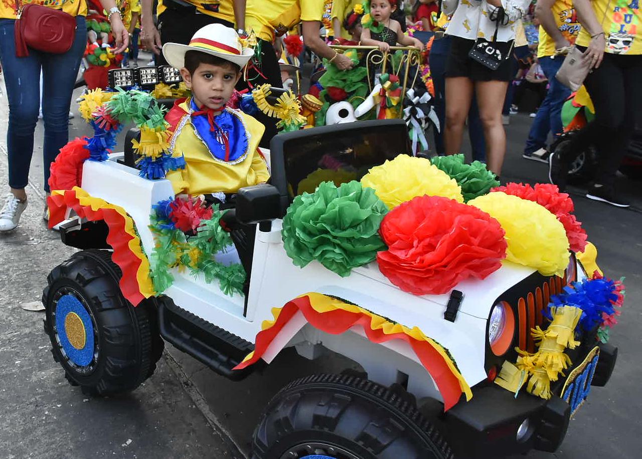 Los carros desfilaron disfrazados.