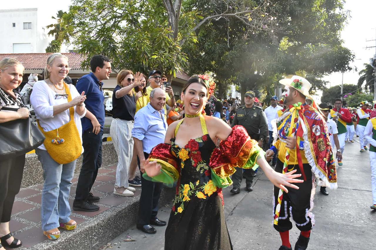 La Reina del Carnaval, Carolina Segebre acompañó el recorrido con su alegría.