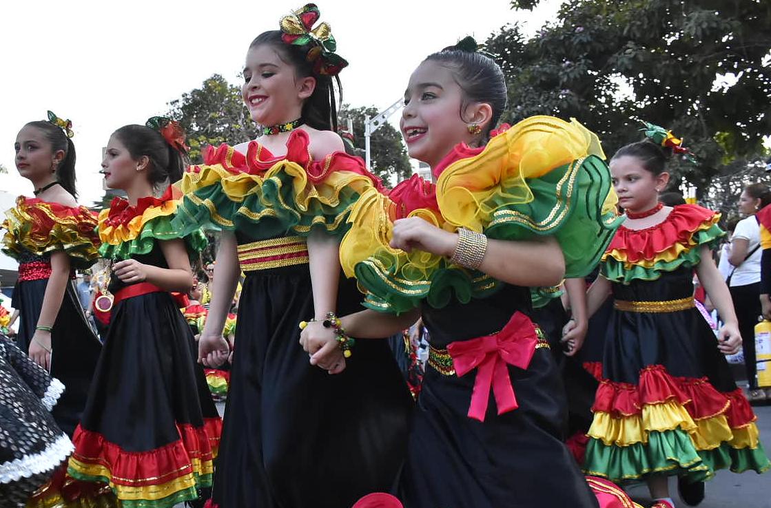 Moviendo los hombros con sus coloridas arandelas desfiló el Garabato.