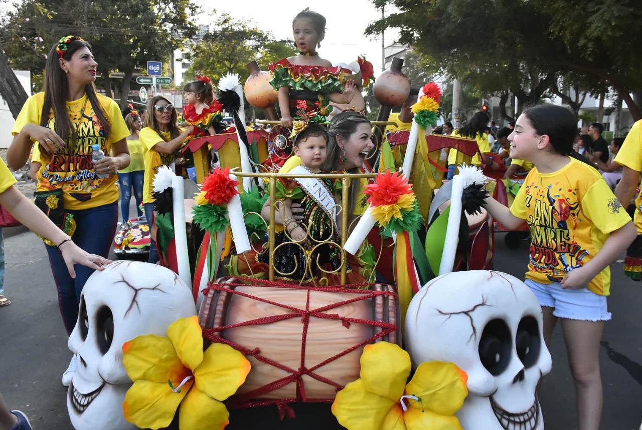 Minicarrozas alusivas a la danza desfilaron.