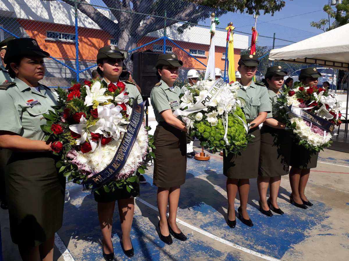 El acto estuvo lleno de arreglos florales, por parte de la Policía Nacional.