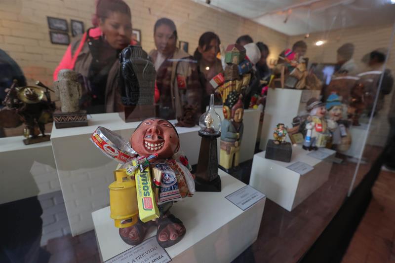  Otro de los espacios más significativos en la exposición de decenas de ekekos, que resaltan el cambio de la fisonomía a lo largo del tiempo, ya que se exhiben modelos de la época de la colonia y actuales realizados en distintos materiales como el hierro, la madera, la arcilla o estuco.