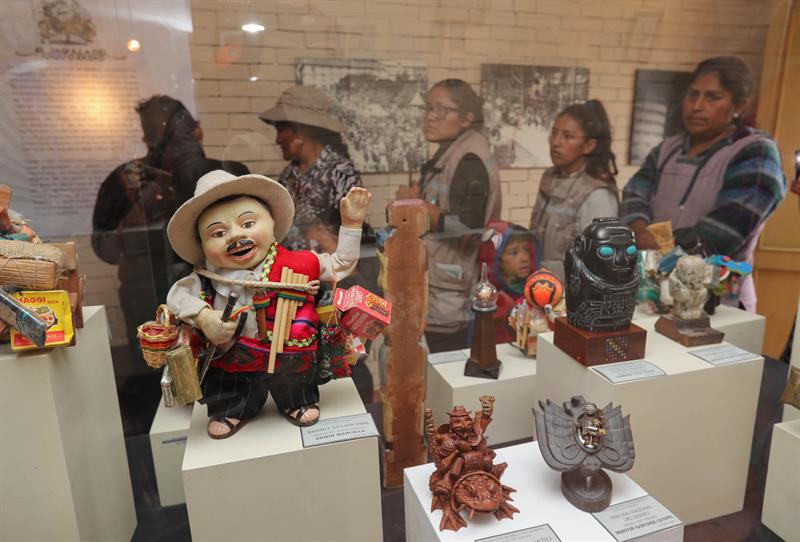 La exhibición muestra variantes de la deidad relacionadas a la cantidad de objetos que porta, o con algunos rasgos físicos diferentes como la nariz puntiaguda o chata, aunque el estereotipo dominante es el del hombre gordo y bonachón.