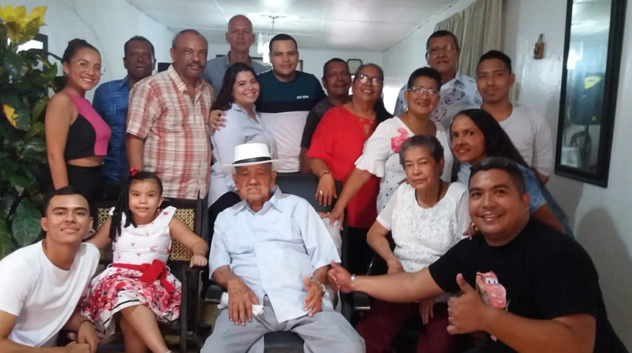 Hijos, nietos, yernos, nueras, hermana y la bisnieta a su lado comparten con don Francisco en la víspera de sus 100 años de vida