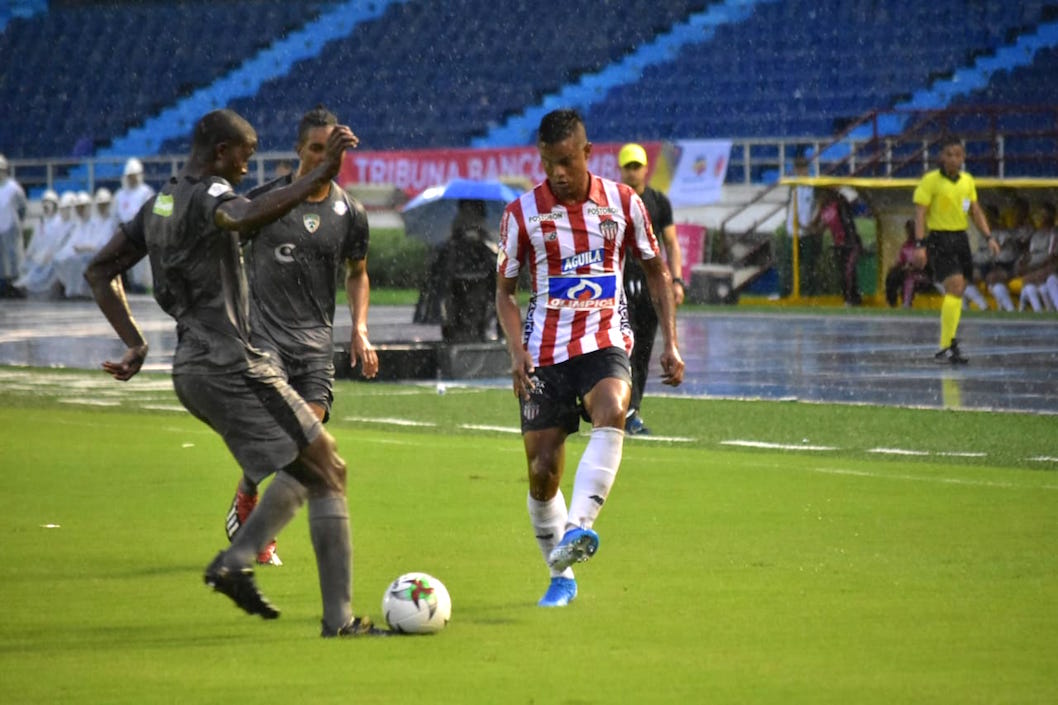 Luis Sandoval en otra jugada de ataque.