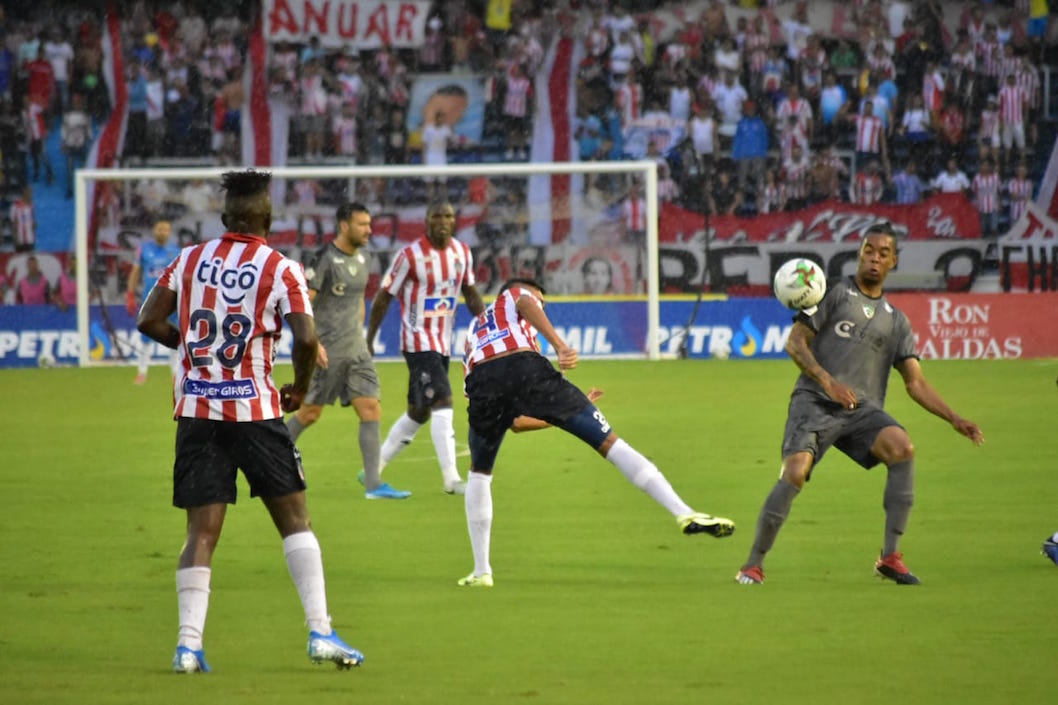 Víctor Cantillo no alcanza a dominar el balón.