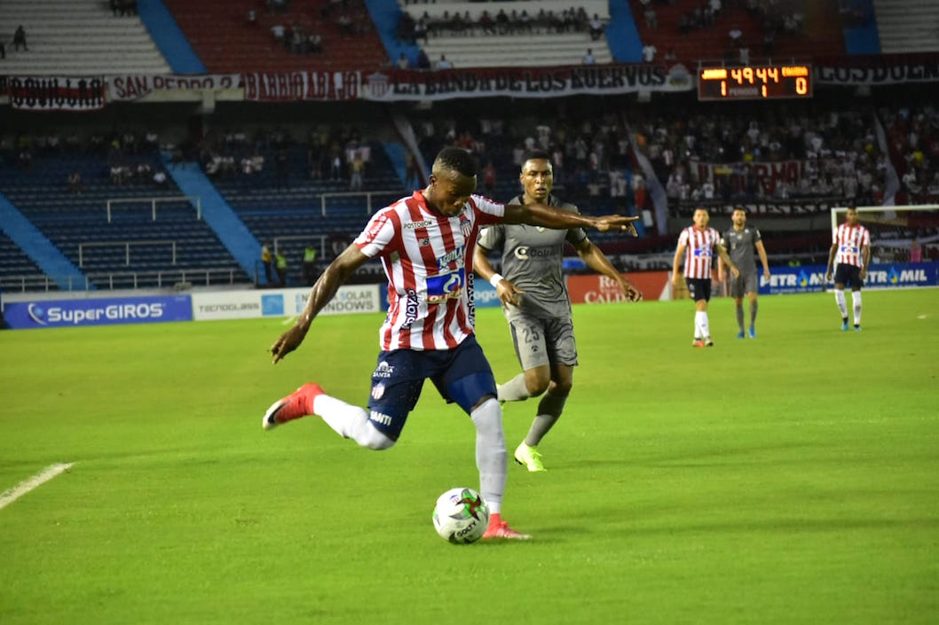 Daniel Moreno ensayando remate al arco de Diego Novoa.