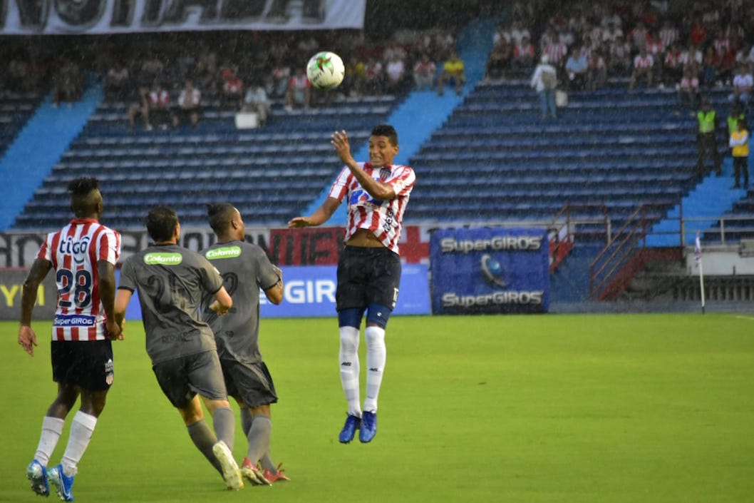 Gabriel Fuentes despejando de cabeza un remate visitante.
