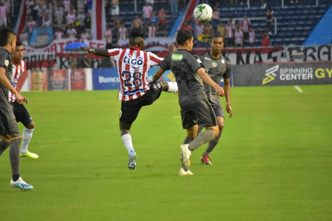 Edwuin Cetré intentando ganar el balón.