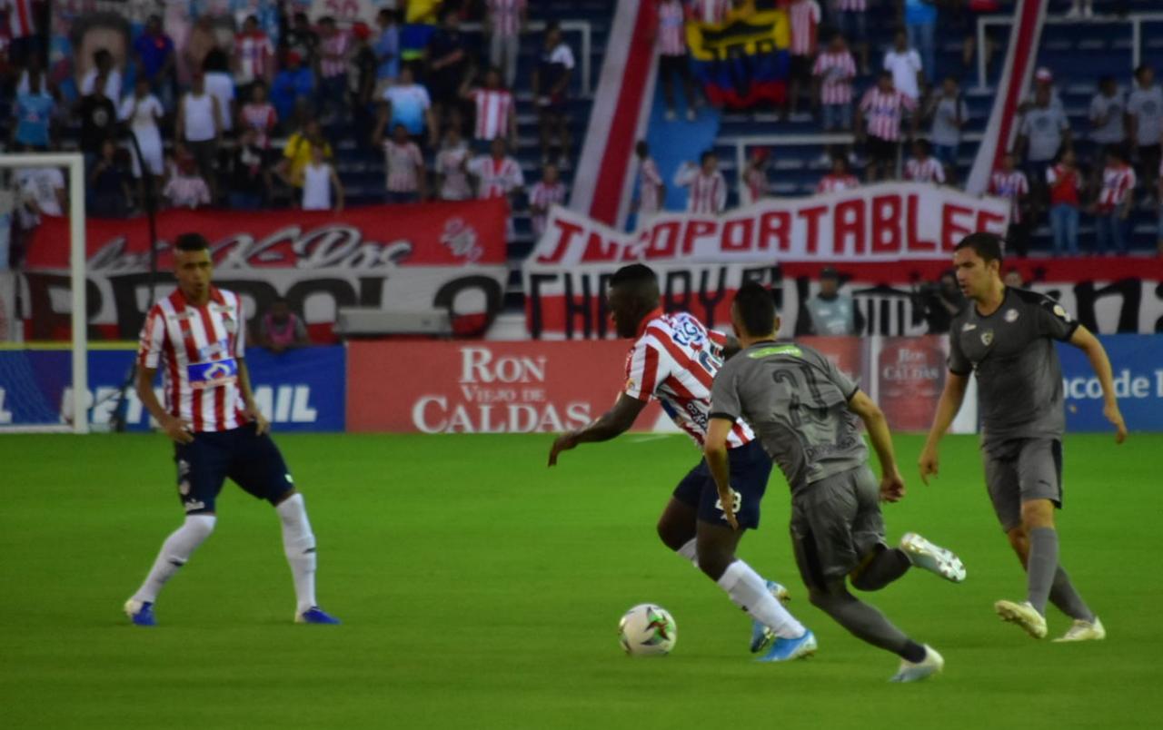 Edwuin Cetré, eludiendo a un rival.