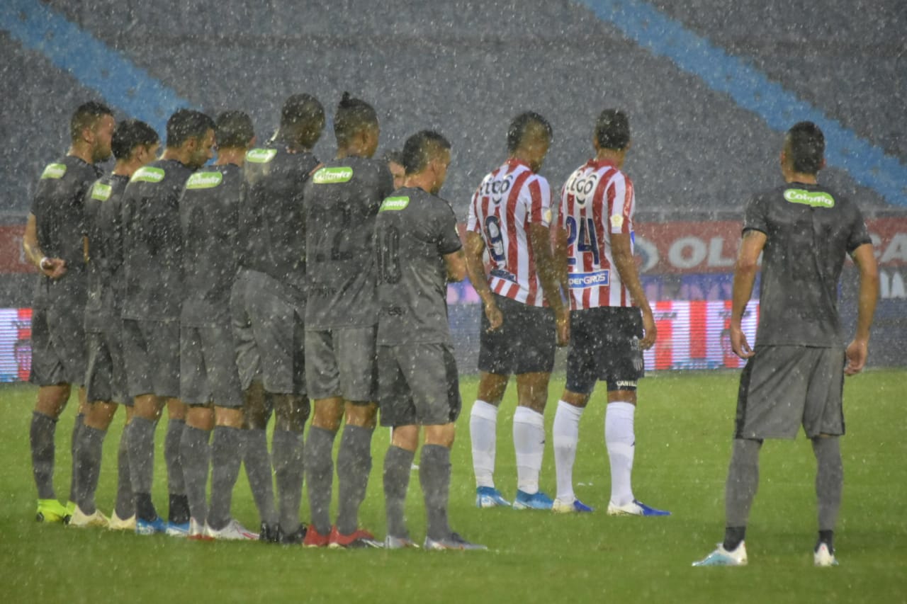 Sebastián Viera ensayando de tiro libre en pleno aguacero.