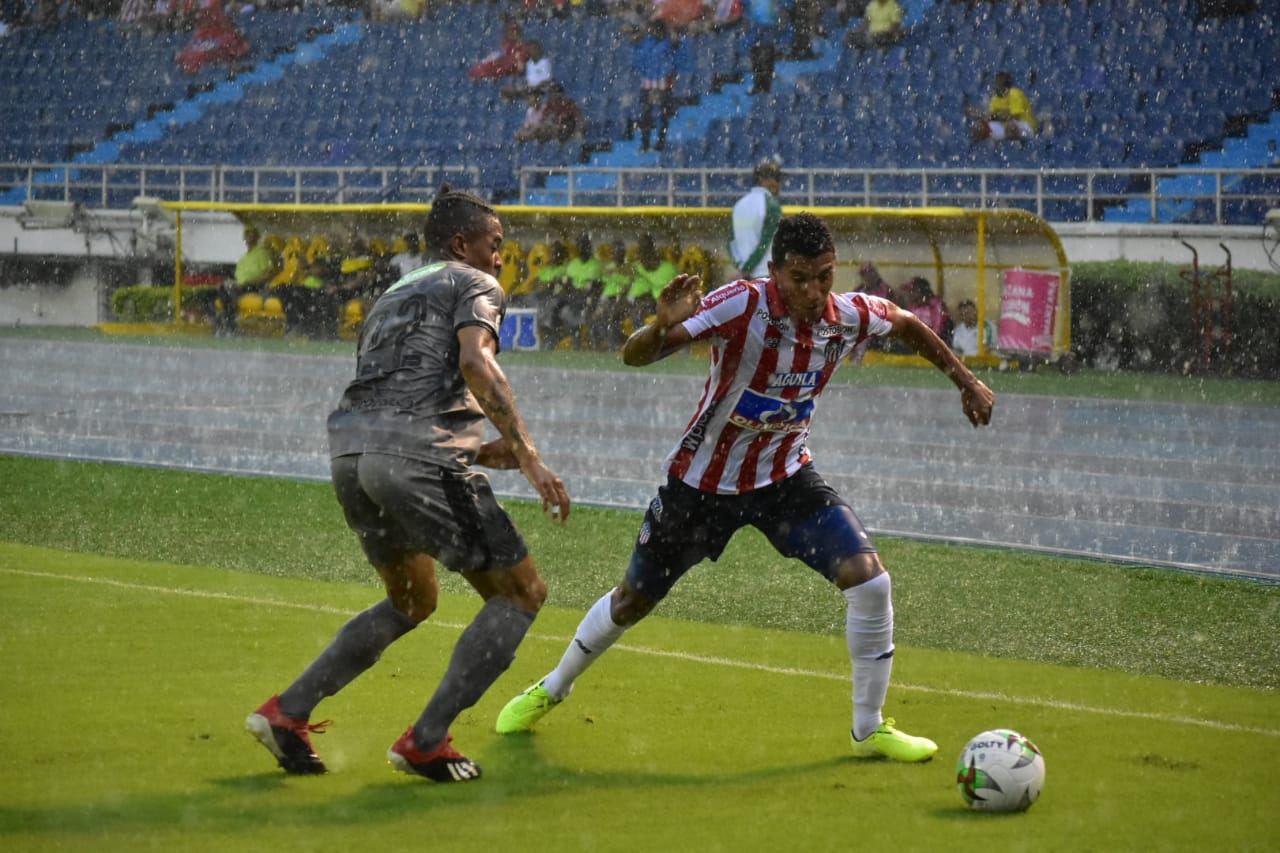 Al minuto 7 del primer tiempo inició la lluvia en el Metropolitano.