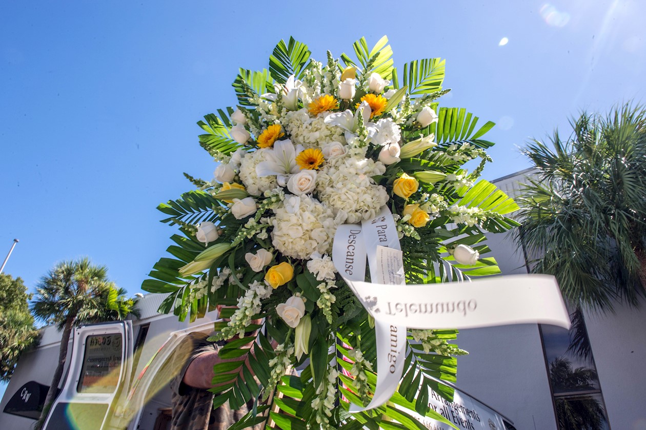 Ofrenda floral de un seguidor del artista.