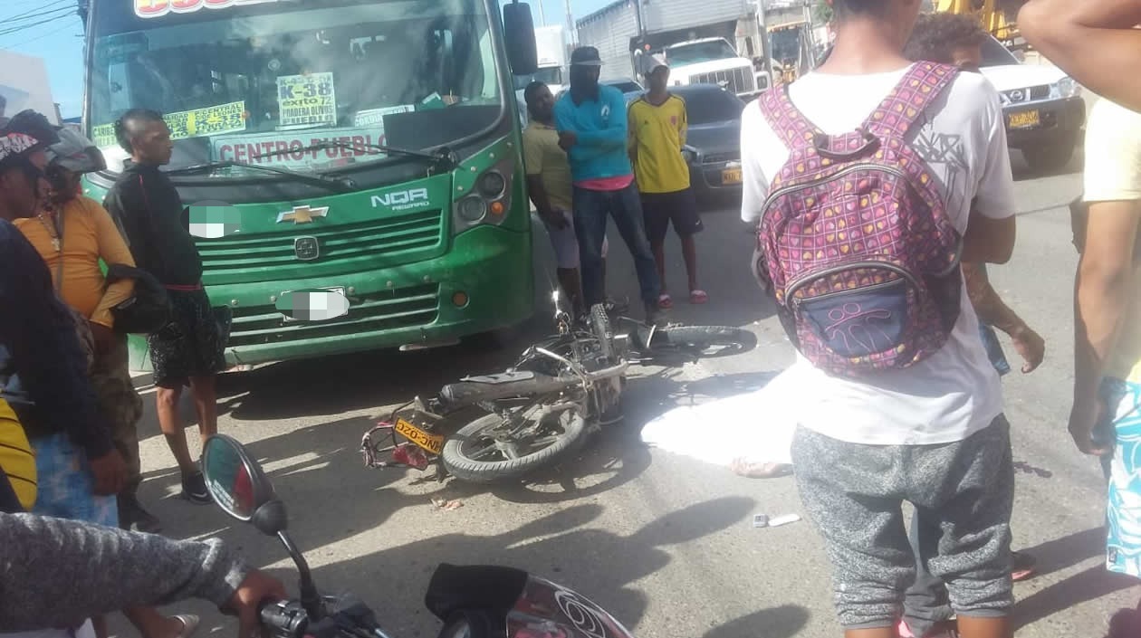 El hombre quedó muerto a un lado de la motocicleta.