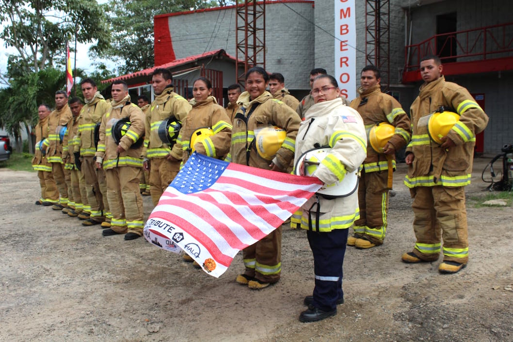 Integrantes del Cuerpo de Bomberos con el material recibido.