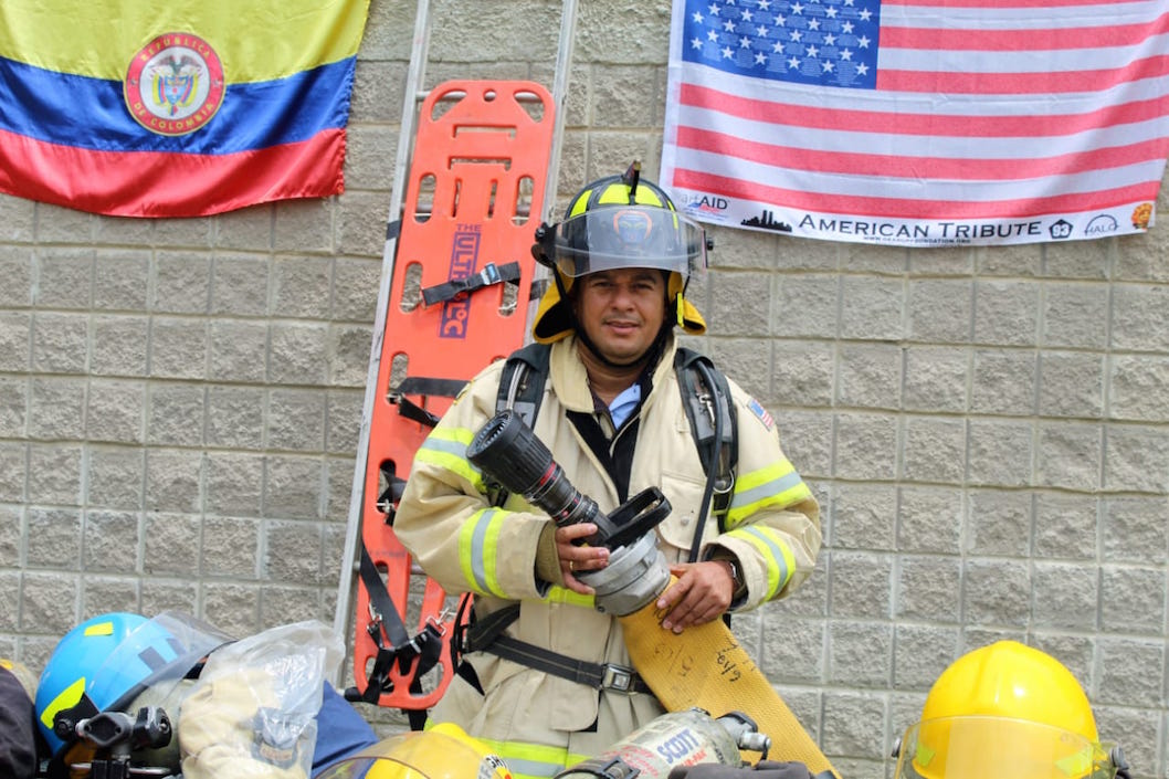 Un miembro del Cuerpo de Bomberos exhibiendo los equipos.