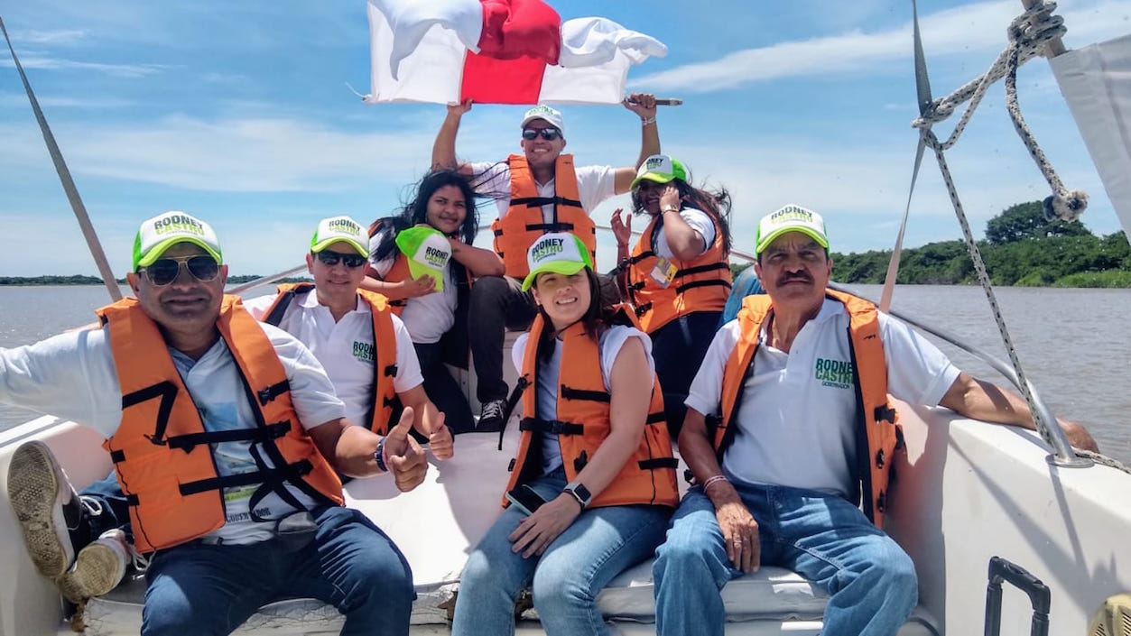 El aspirante Rodney Castro durante el recorrido por el río Magdalena.