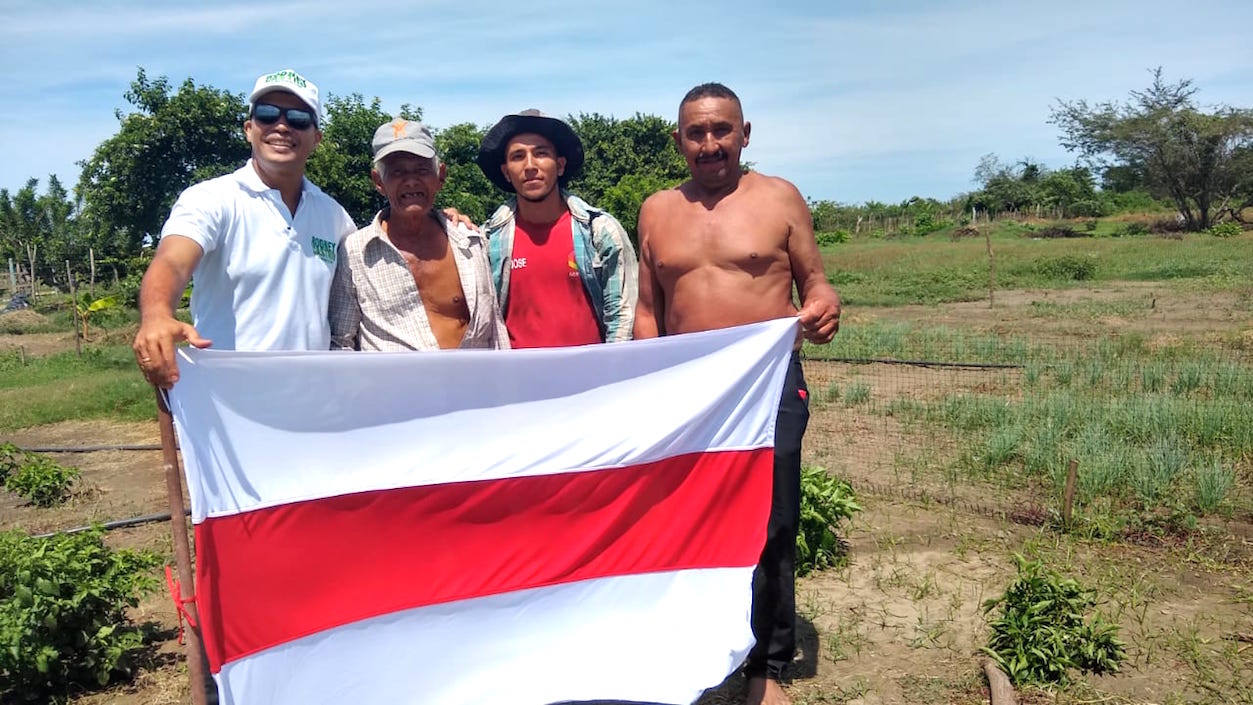 Con campesinos de la isla Cabica.