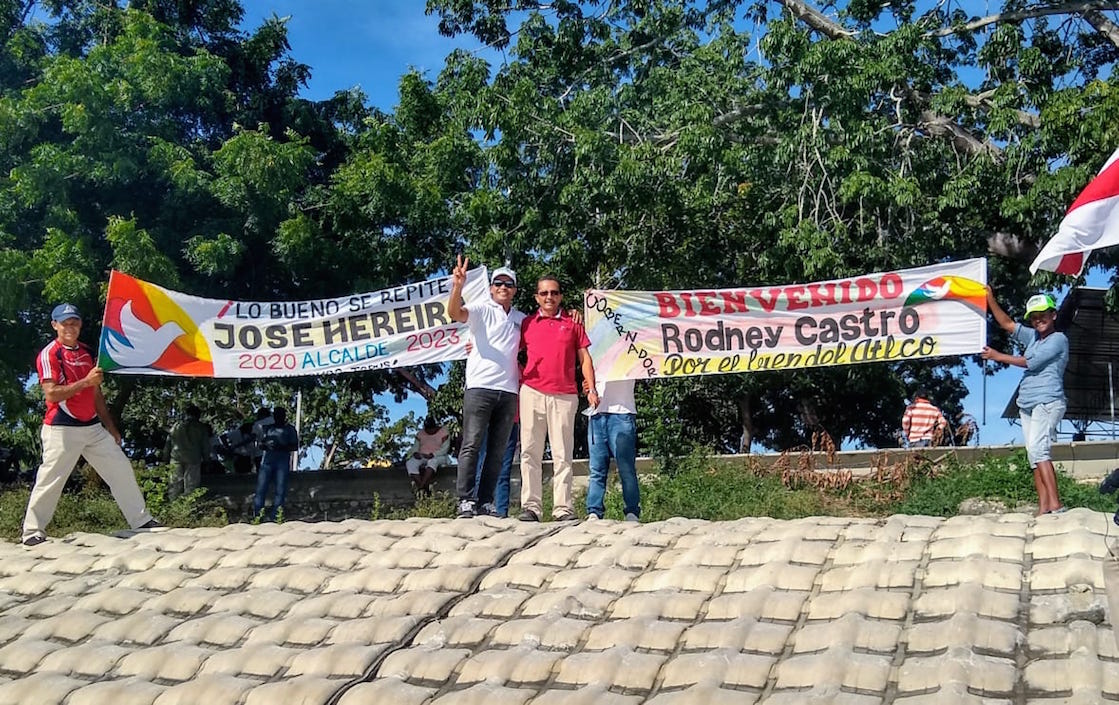 Con el candidato a la Alcaldía de Santa Lucía, Joé Hereira.