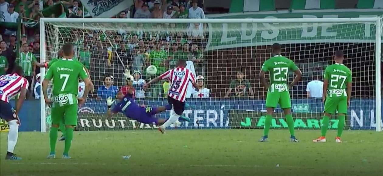 Luis Narváez anota el tiro penal. 