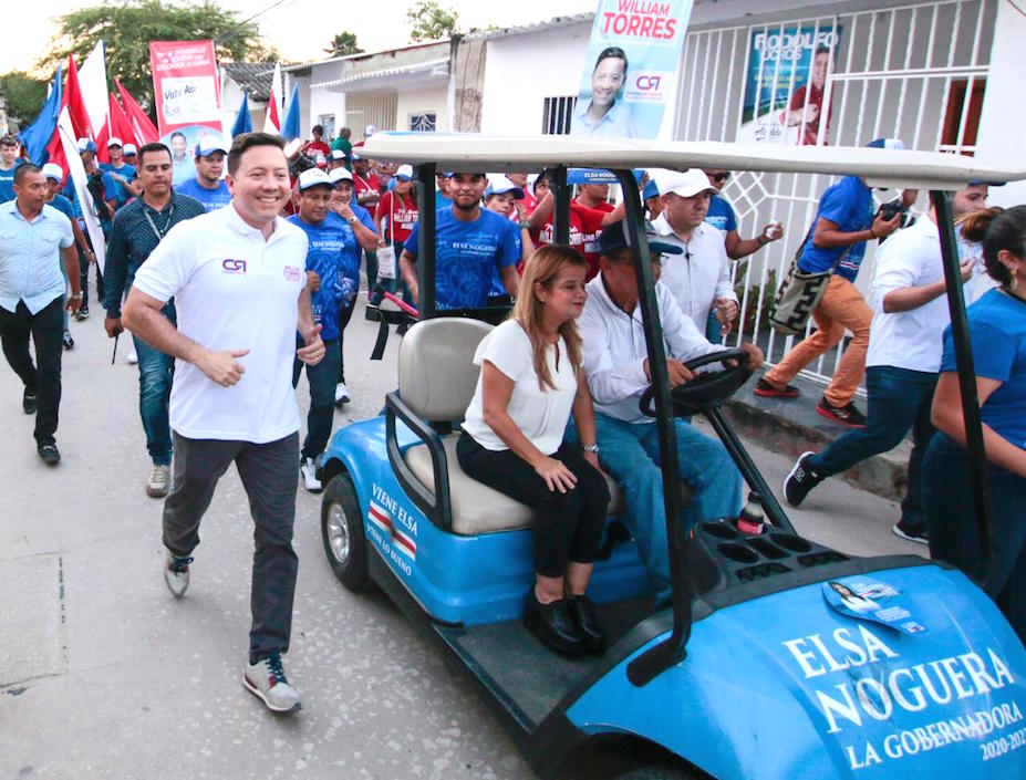 William Torres y Elsa Noguera, recorriendo las calles de Soledad.