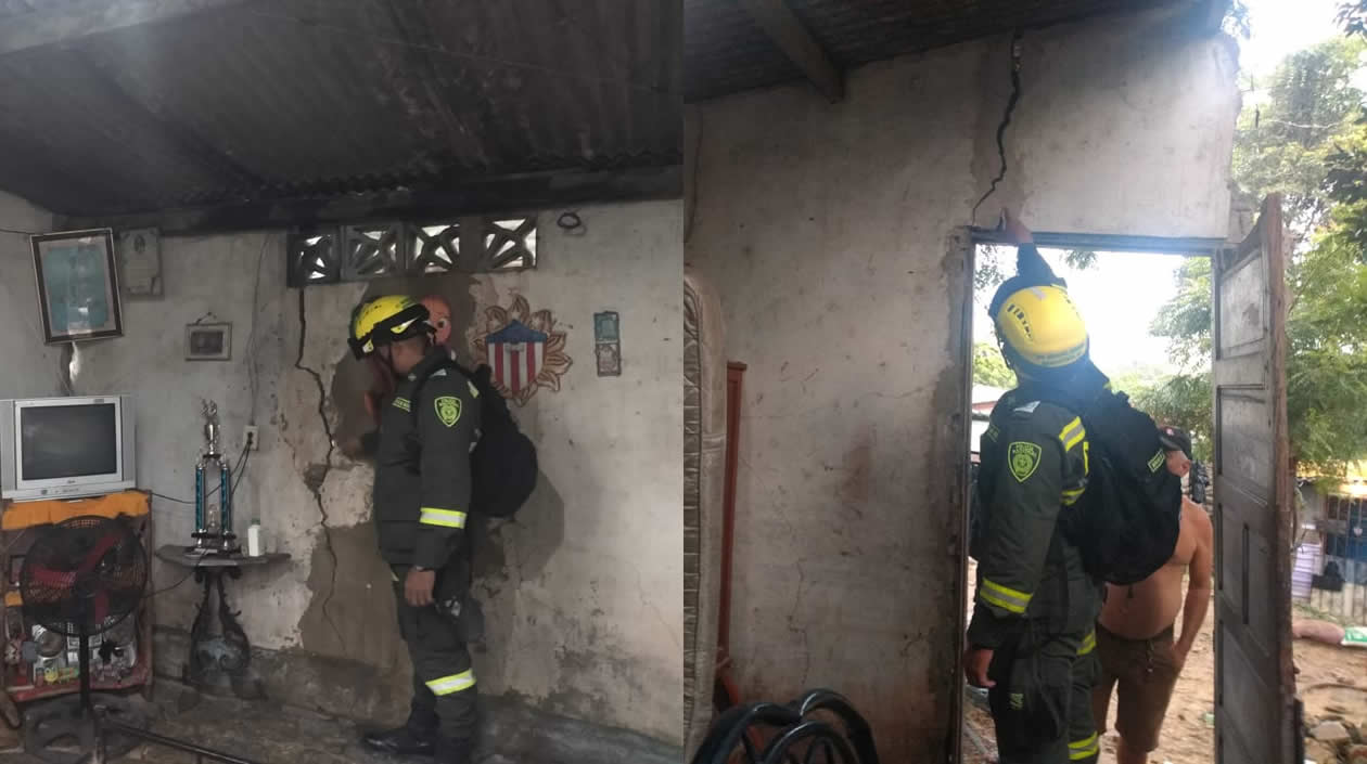 Policía inspecciona la vivienda colapsada.