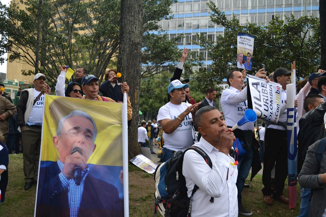 Una delegación del Huila apoyando al expresidente Uribe. 