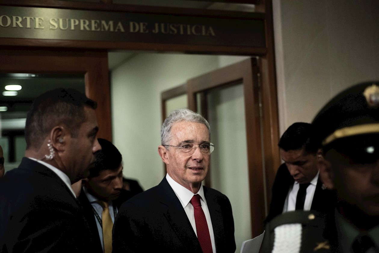 El expresidente ingresa a la sala de la diligencia judicial.