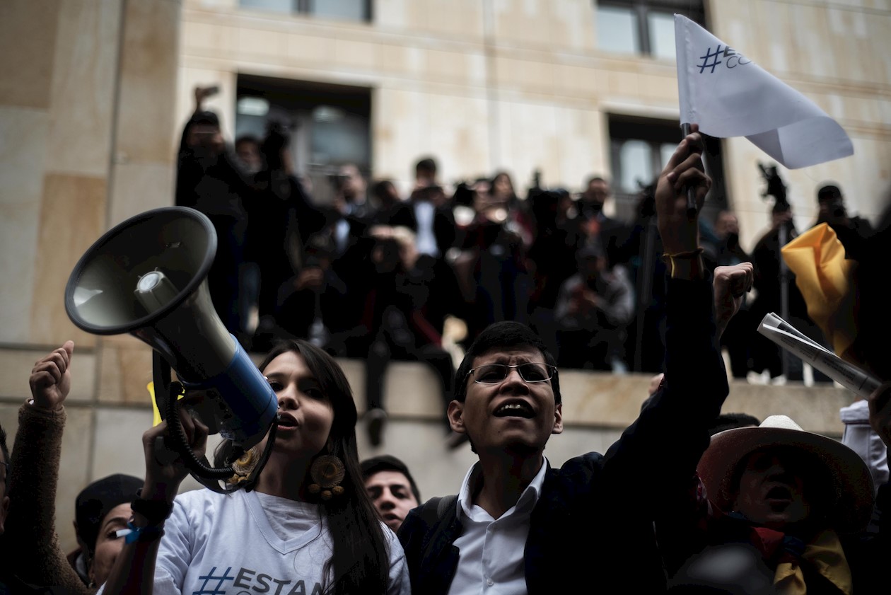 Una multitud sigue la diligencia judicial.