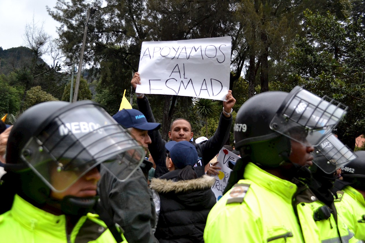 La Fuerza Pública controla la multitud.