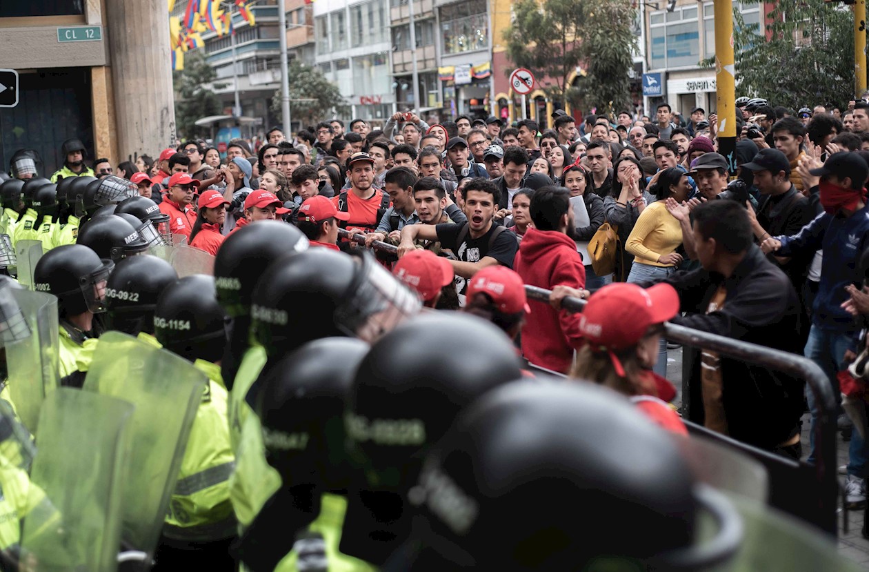Jóvenes universitarios al tanto de la diligencia del expresidente.