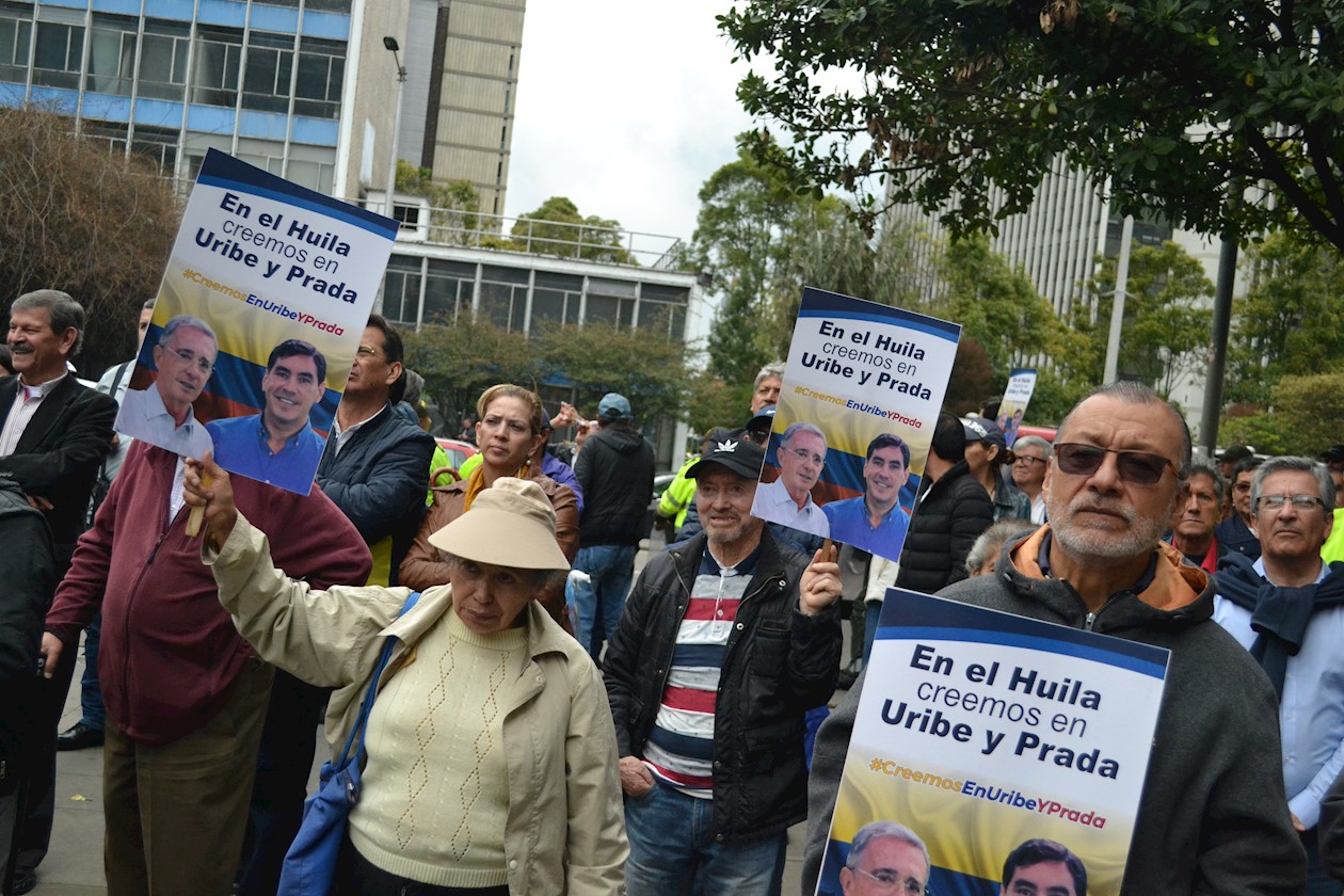 Delegaciones del departamento del Huila respaldando al expresidente Uribe.