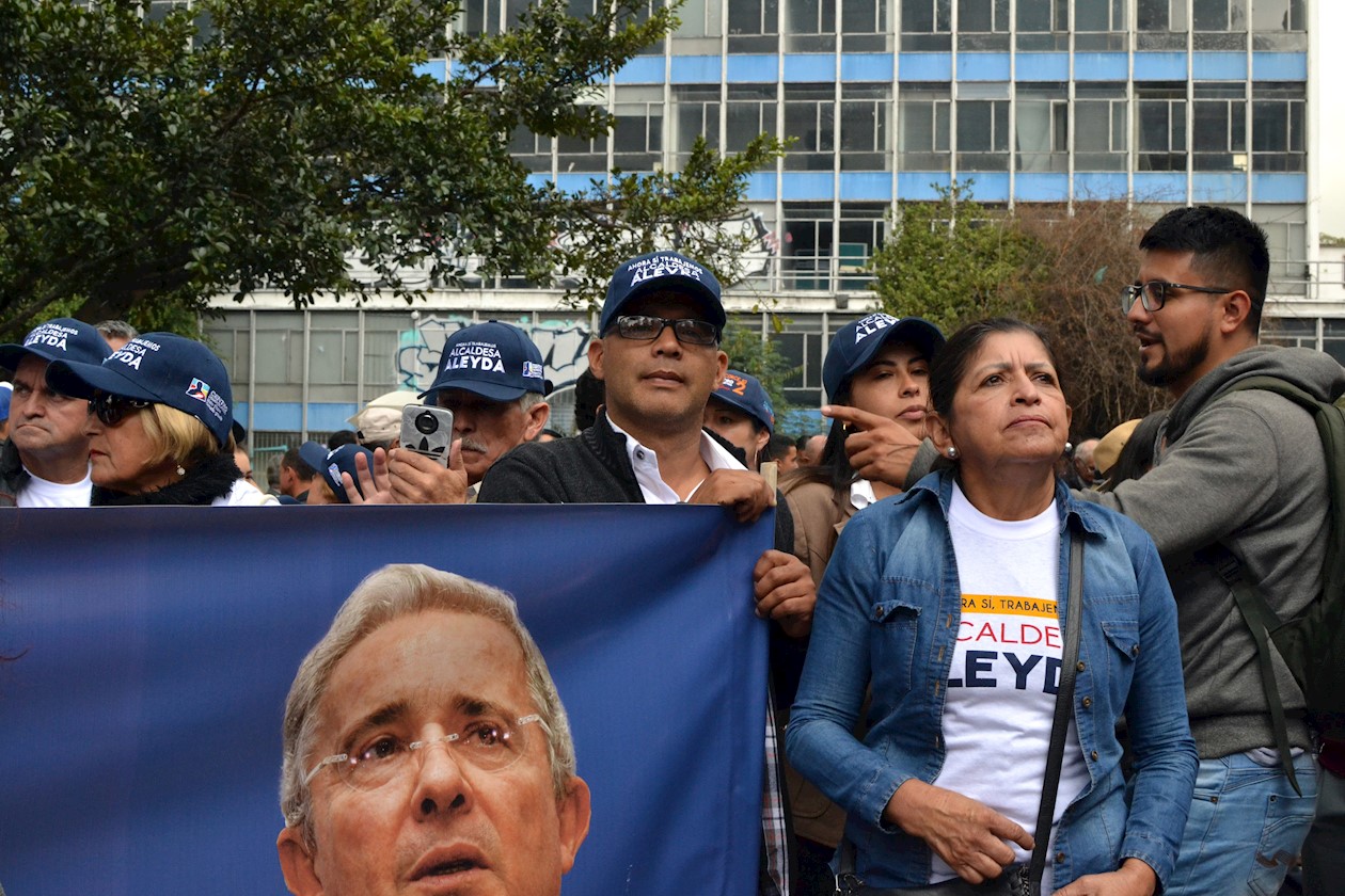 Políticos regionales apoyando al expresidente.