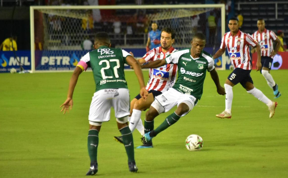 Andrés Colorado controlando una llegada de Sebastián Hernández.