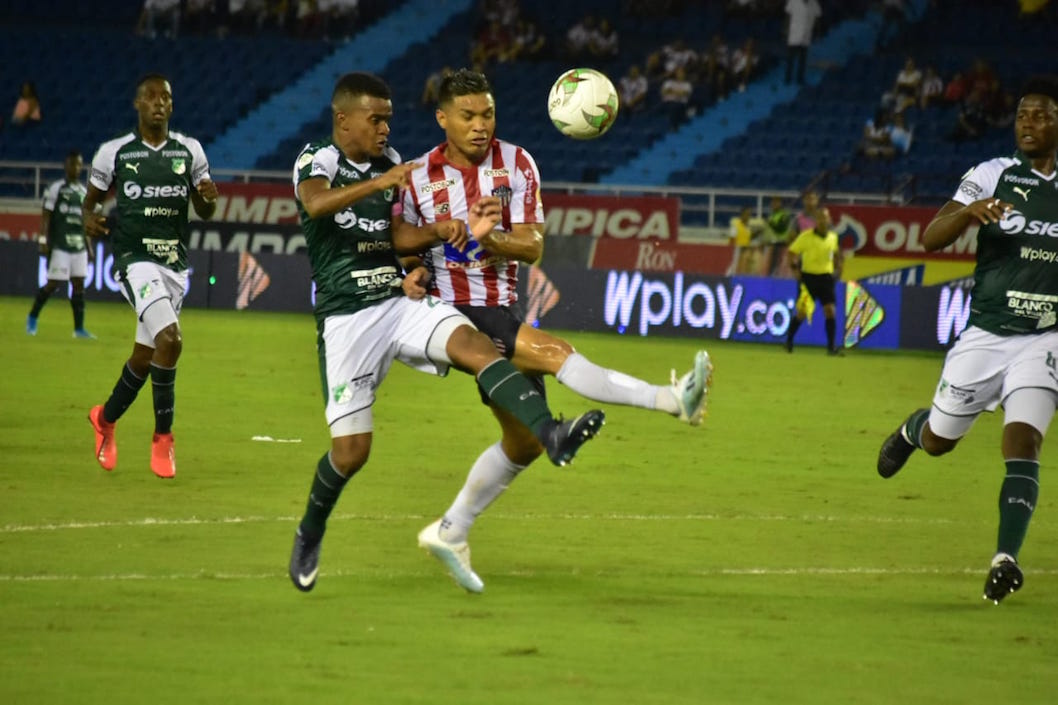 Teófilo Gutiérrez disputando el balón.