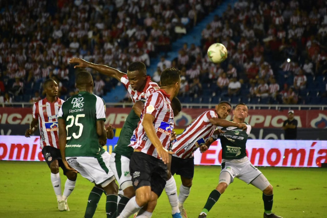 Daniel Moreno intentando en juego aéreo.