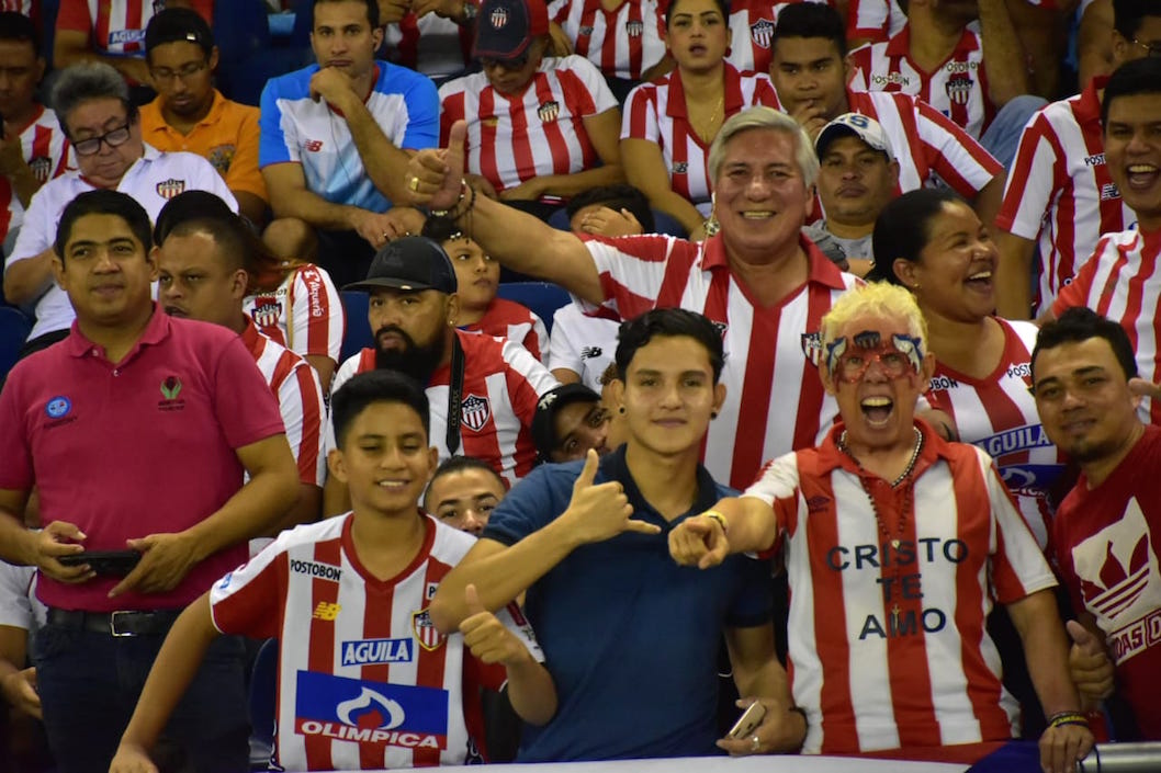 'El Cole' animando en la tribuna.