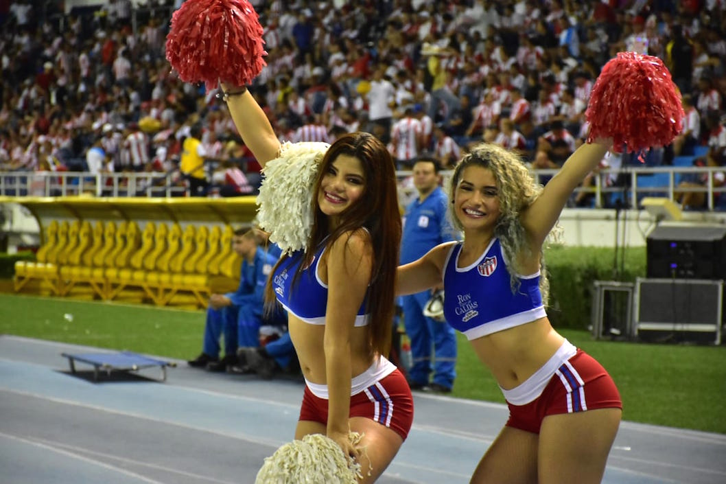 Las bellas porristas presentes.