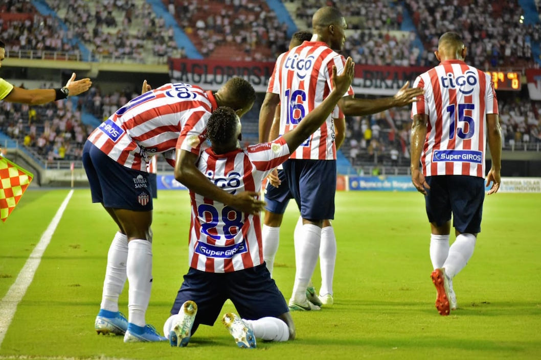 Jugadores del Junior festejando el gol de Edwuin Cetré.