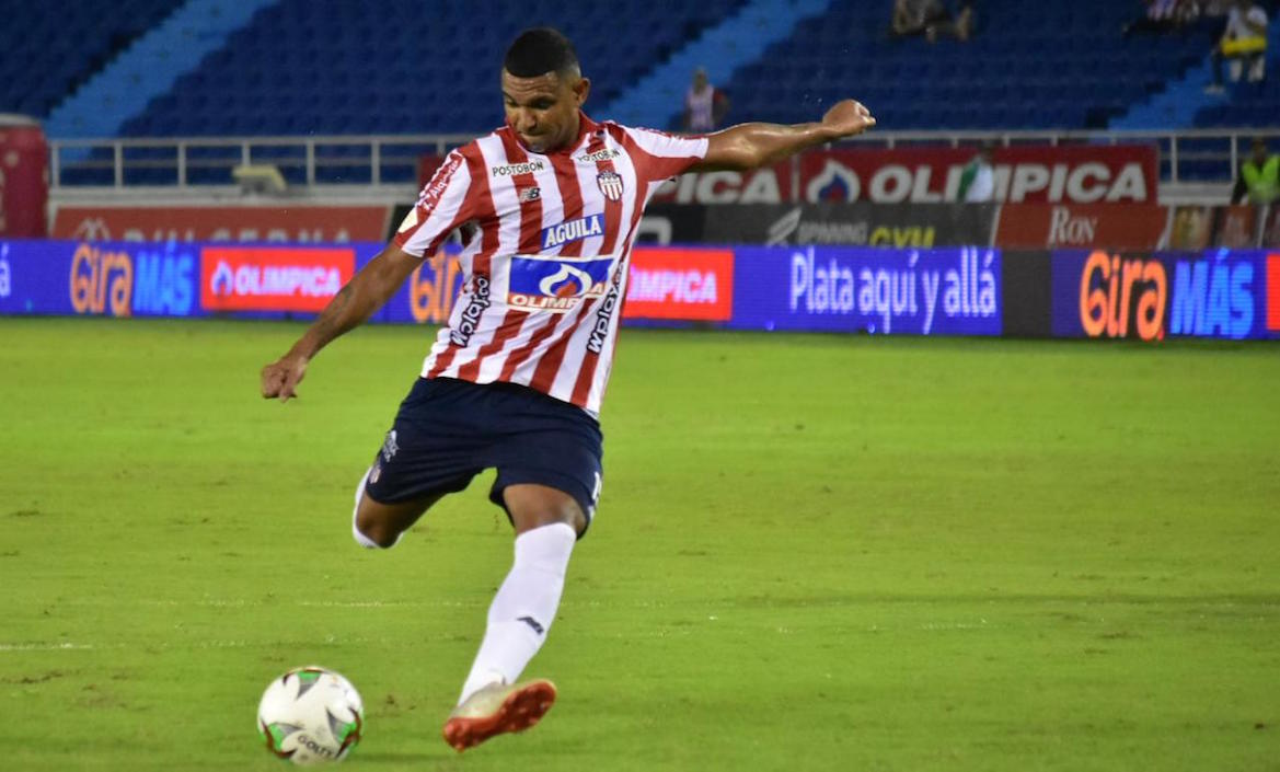 Luis Narváez se dispone a rematar el tiro penal frente a Johan Wallens.