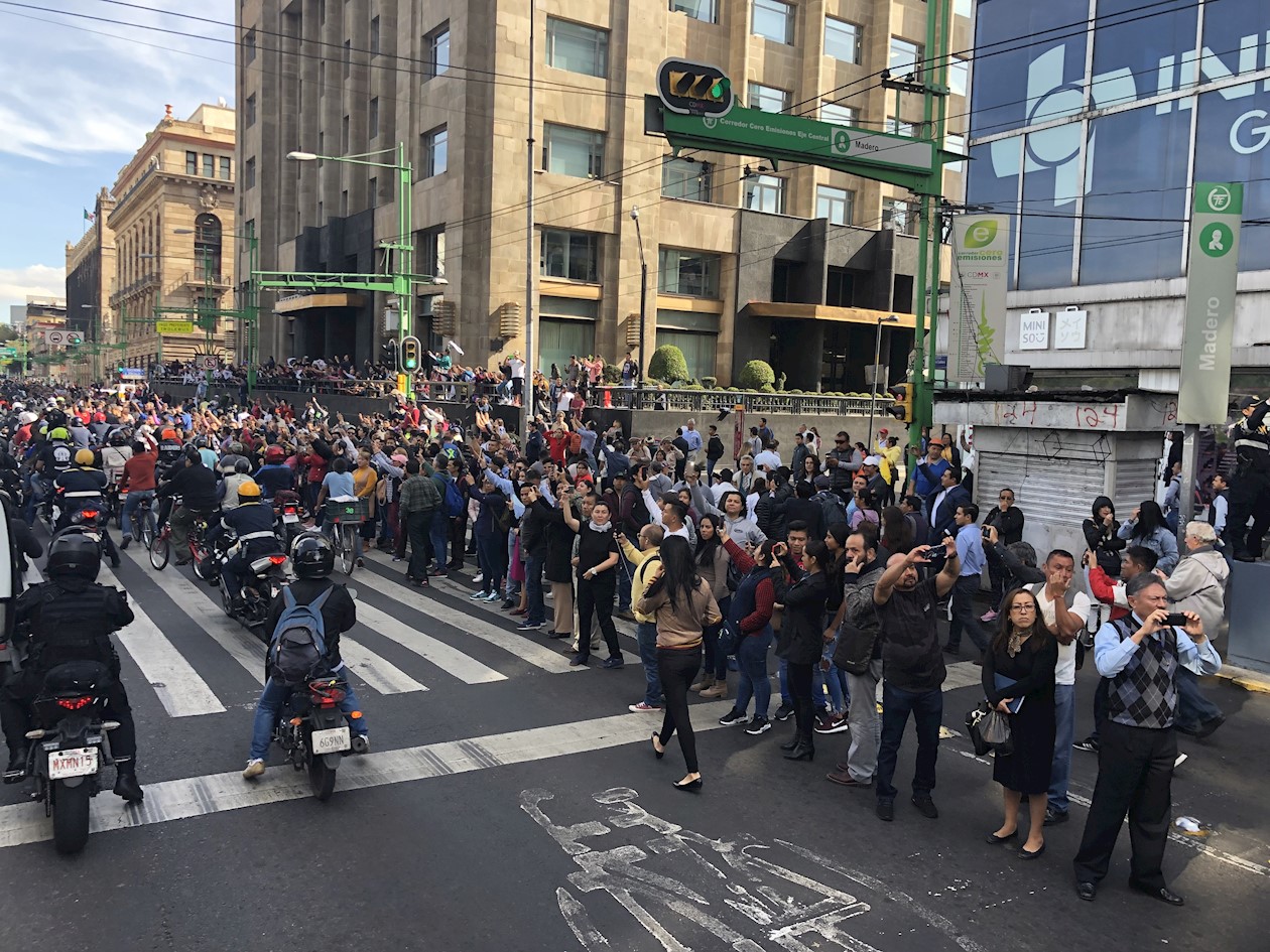 Cientos de personas ovacionan la caravana con los restos de José José.