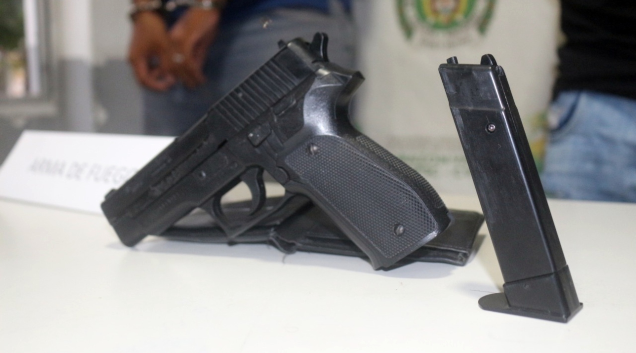 Esta pistola 9 milímetros le fue hallada a los dos sujetos.