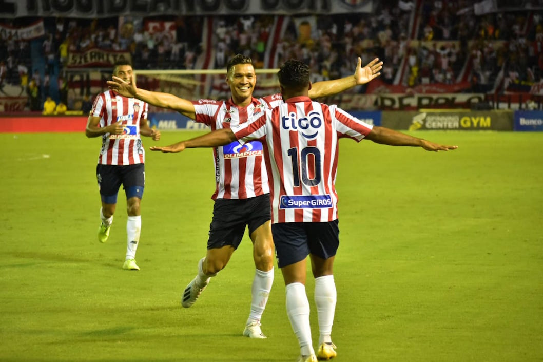 Teófilo Gutiérrez corriendo a felicitar a 'Cariaco' González.