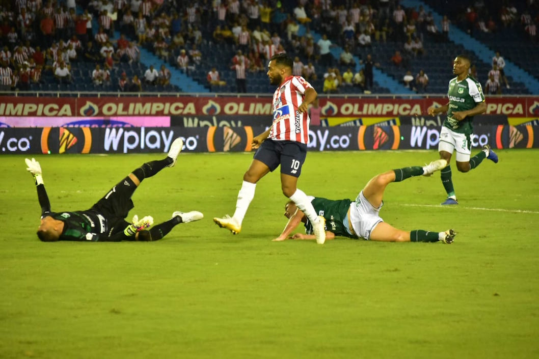 'Cariaco' González definiendo ante la salida del arquero Johan Wallens y la marca de Mateo Puerta.
