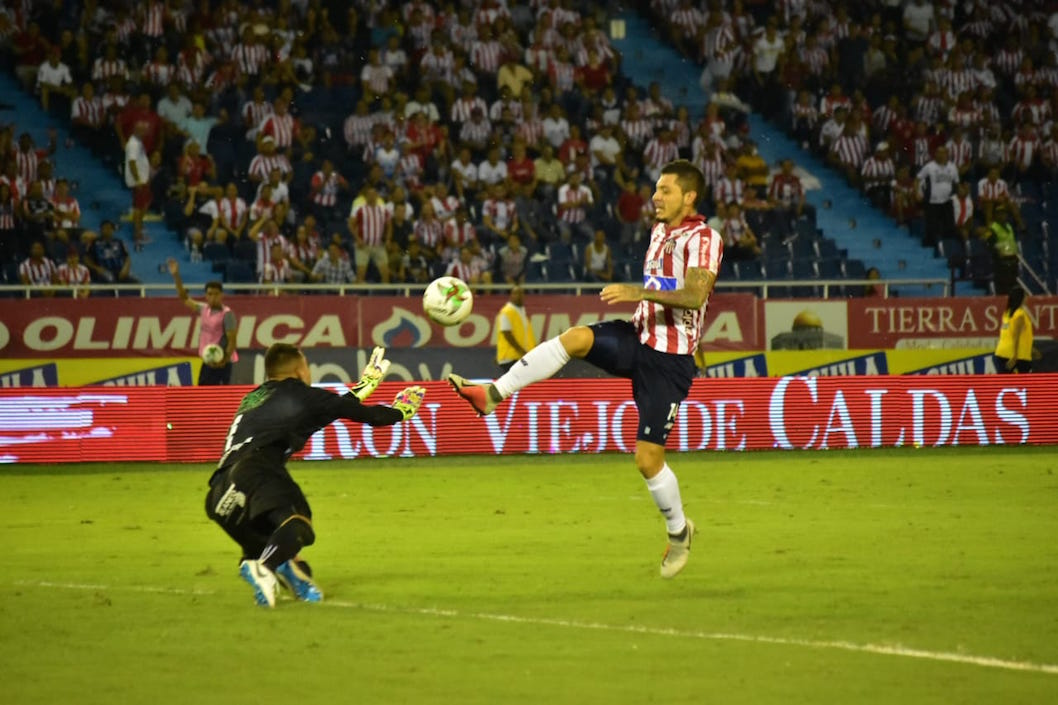 Leonardo Pico no logra definir ante la salida del arquero Johan Wallens.