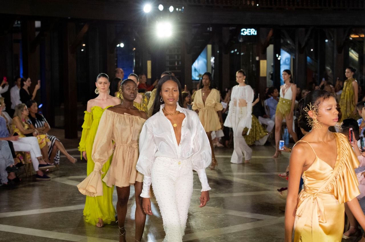 Desfile inaugural de Andrés Pajón en Ixel Moda 2019.