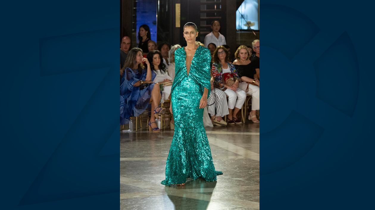Vestido azul marino metalizado tipo sirena.