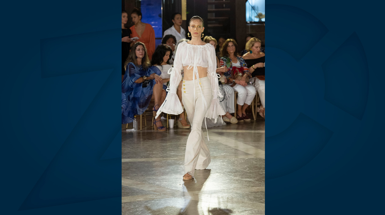 Las mangas anchas y largas fueron tendencia al inspirarse en la vestimenta colonial.